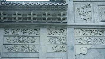las antiguas arquitecturas chinas hechas por los ladrillos y decoradas con la escultura de ladrillo foto