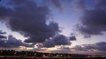 la vista panorámica del cielo del atardecer con las nubes de colores en el cielo foto