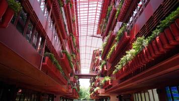 una arquitectura moderna y atractiva diseñada con pintura roja ubicada en shanghai foto