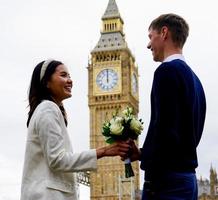 Pareja de recién casados de diferentes nacionalidades en una sesión de fotos previa a la boda en Londres. el hombre es una mujer asiática británica