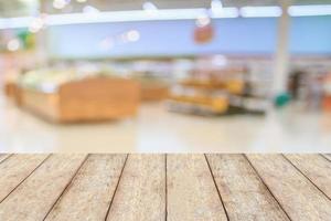 Mesa de madera vacía con fondo borroso de supermercado foto