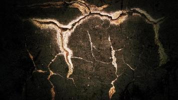 textura de pared oscura y aterradora para el fondo, la pared está llena de manchas y arañazos foto