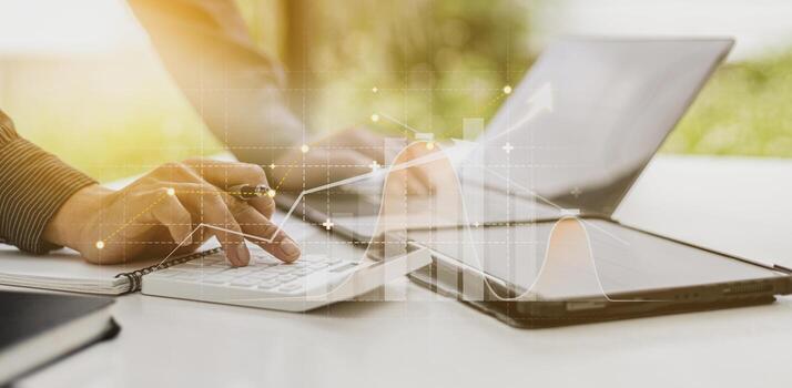 persona que presiona la calculadora para verificar la información financiera de los documentos, el propietario del hombre de negocios que verifica los documentos financieros, el gráfico que muestra el gráfico de crecimiento del negocio. concepto de administración de empresas. foto