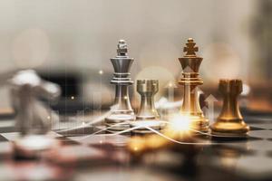 primer plano de un juego de tablero de ajedrez con piezas de ajedrez. concepto de tablero de ajedrez frente a gestión empresarial en riesgo, gráficos que muestran los flujos financieros y el rendimiento empresarial. gestión de riesgos.