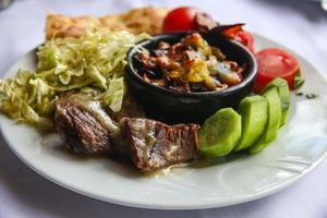 carne en una olla foto