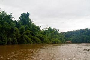 río en la selva, tailandia foto