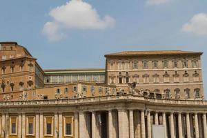 edificios en el vaticano, la santa sede dentro de roma, italia. parte de la basílica de san pedro. foto