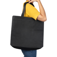 mujer sosteniendo maqueta de bolsa de lona de tela negra en blanco png