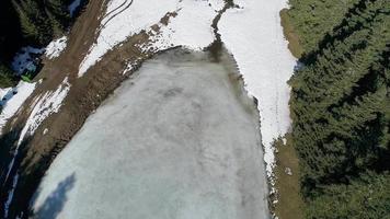 vista aérea do lago congelado. vista aérea do lago congelado coberto de gelo. video