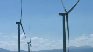 aerogeneradores, generación de electricidad. turbinas de viento girando en la cima de las montañas. generación de energía eléctrica. video