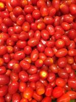 deliciosos tomates rojos, tomates orgánicos del mercado del pueblo. foto