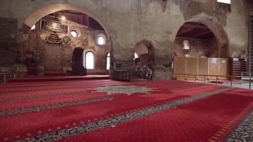 interior histórico da mesquita otomana. edifício de pedra, antiga igreja, agora mesquita.