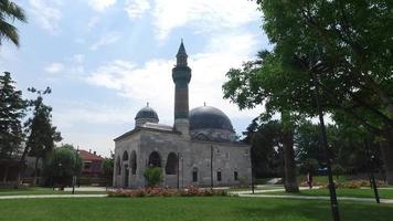 historische osmanische moschee, osmanische architektur. historische Moschee aus Mauerwerk. mit Iznik-Fliesen geschmücktes Minarett. video