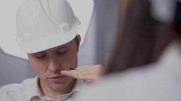 close-up van ingenieur vertelt. in close-up legt de ingenieur uit aan de andere ingenieur. video