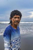 retrato de un pescador en costa rica. foto