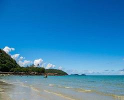 paisaje verano panorama vista frontal tropical mar playa azul blanco arena cielo fondo tranquilo naturaleza océano hermoso olas agua viajes nang ram playa este tailandia chonburi exótico horizon. foto