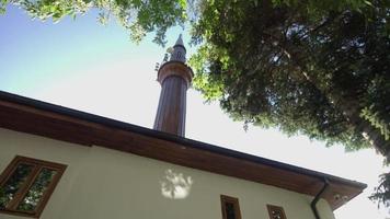 minarete de mezquita de madera. minarete de madera de la mezquita histórica. video