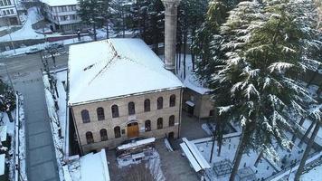 mezquita de piedra histórica, período otomano. vista invernal de la histórica mezquita otomana construida en piedra. video