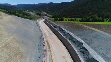 construção de estradas em andamento. estrada aberta e aterro de parede. video