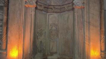 minbar della moschea ottomana. il pulpito realizzato con l'ornamento scolpito in pietra del periodo ottomano. video