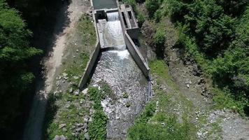 Foz. fluxo e controle de água. controle de vazão e quantidade de água com estruturas de concreto construídas na foz do córrego. video