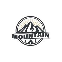 inspiración para el diseño del logotipo de montaña, aventura y sol para viajes de aventura, camping vector