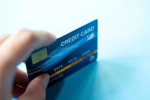fondo de negocio de tarjeta de crédito azul de asimiento de la mano foto