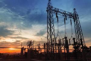 estación de la autoridad eléctrica, planta de energía, concepto de energía, cielo nocturno foto