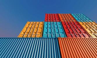 pila de cajas de contenedores, buque de carga para negocios de importación y exportación, representación 3d foto