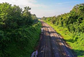 ferrocarril, ferrocarril, vías de tren por la mañana. foto profesional