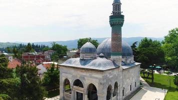 mesquita otomana histórica, arquitetura otomana. mesquita histórica construída com cantaria. minarete decorado com azulejos iznik. video