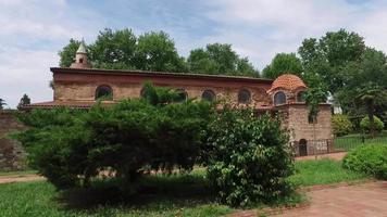 mezquita histórica en la ruta de la seda. monumento otomano en la ruta de la seda, mezquita de orhan. iznik ciudad de turquía. video