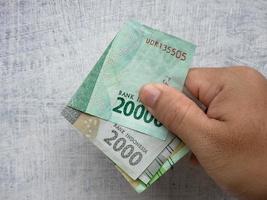 doblando veinte mil rupias y dos mil rupias en moneda indonesia foto