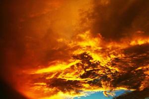 hermosas nubes naranjas del amanecer y cielo azul al amanecer temprano en la mañana. belleza en la naturaleza y papel tapiz natural. foto