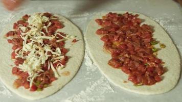 preparação de pita com carne e cheddar. pita turca. preparação de pita com cheddar, mulher colocando cheddar na massa de pita. video