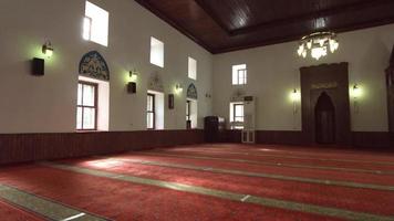 el interior de la mezquita histórica. imagen en color del interior de la mezquita. video