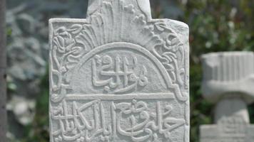 Osmanischer Grabstein mit arabischen Inschriften. Gräber aus der Osmanischen Zeit, Grabstein mit arabischer Schrift. video