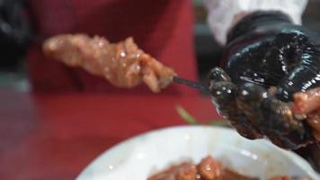 spiedini di carne alla griglia. la carne viene cotta sulla carbonella. spiedino di carne. video