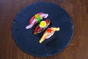 sushi con atún, salmón y ternera foto
