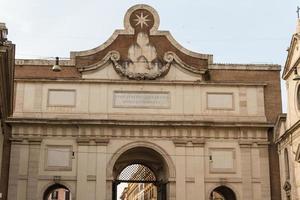 Roma, Italia. famosa puerta de la ciudad porta del popolo. foto