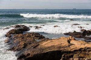 olas rompiendo en la costa portuguesa foto