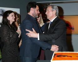 los angeles 7 de febrero - heather tom, don diamont y eric braeden en la celebración del 40 aniversario de eric braeden sobre los jóvenes y los inquietos el 7 de febrero de 2020 en los angeles, ca foto