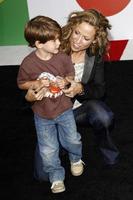 los angeles, 18 de junio - sheryl crowe y son wyatt llegando al estreno de cars 2 en el teatro el capitan el 18 de junio de 2011 en los angeles, ca foto