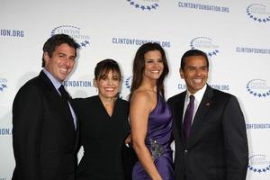 los ángeles, 14 de octubre - lynn wasserman, lu parker, antonio r. villaraigosa llegando a la gala de la década de la diferencia de la fundación clinton en el hollywood palladium el 14 de octubre de 2011 en los angeles, ca foto