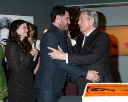 los angeles 7 de febrero - heather tom, don diamont y eric braeden en la celebración del 40 aniversario de eric braeden sobre los jóvenes y los inquietos el 7 de febrero de 2020 en los angeles, ca foto