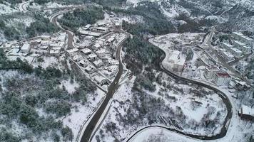 bilar som kör på den kurviga vägen. naturlig. Flygfoto över bilkörning på slingrande asfaltväg i stan. video