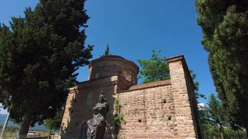 tomba storica. veduta esterna dello storico mausoleo in pietra. video