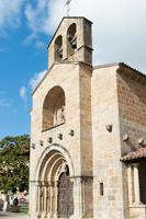 tiro vertical de santa maría de la oliva, hermosa iglesia románica en villaviciosa, españa. foto