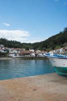 pintoresco pueblo costero en el norte de españa. puerto de pescadores con un barco foto