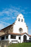 iglesia rural en tazones, un precioso pueblo costero en asturias. foto